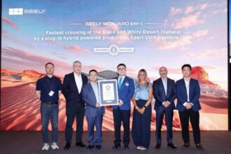 Equipo directivo de Geely sosteniendo el certificado de Guinness World Records por el récord del Monjaro EM-i en el Sahara.