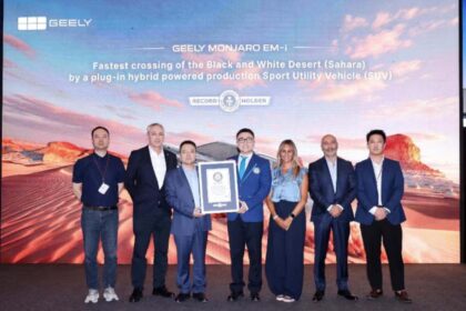 Equipo directivo de Geely sosteniendo el certificado de Guinness World Records por el récord del Monjaro EM-i en el Sahara.