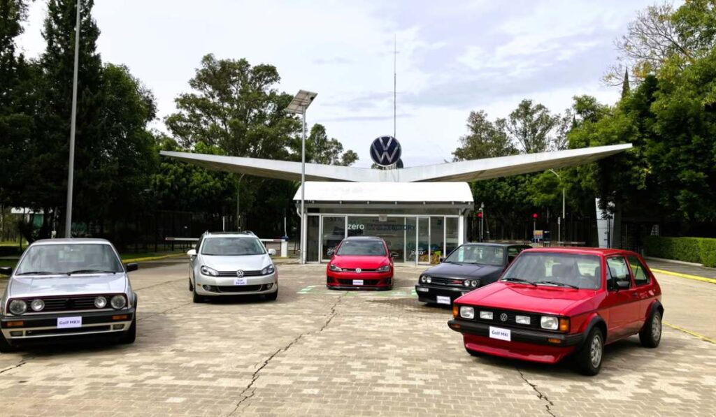 Exhibición de distintas generaciones del Volkswagen Golf e históricas como Caribe frente a la entrada de la planta de VW Puebla.