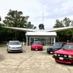 Exhibición de distintas generaciones del Volkswagen Golf e históricas como Caribe frente a la entrada de la planta de VW Puebla.