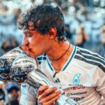 Andrea Kimi Antonelli besando el trofeo de ganador del Gran Premio de Italia de Fórmula 1 en Monza con la indumentaria de Mercedes AMG F1.
