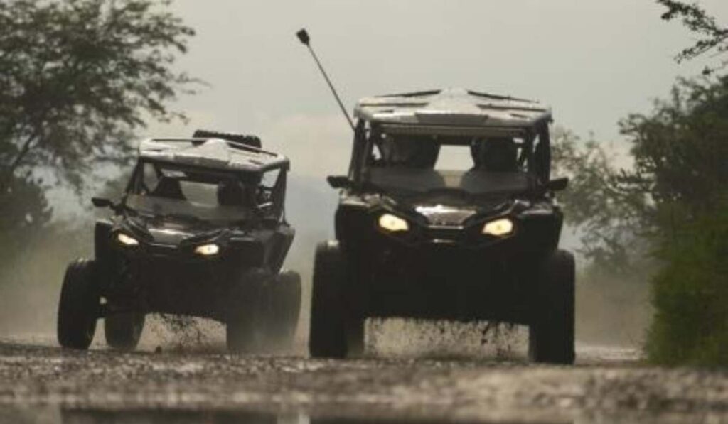 Dos vehículos todoterreno Honda Talon circulando en fila por un camino de terracería durante el Vallartazo 2026.