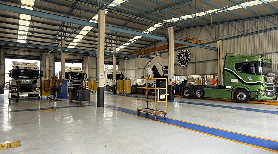 Interior del hub de Scania Seminuevos en San Luis Potosí con tractocamiones en las bahías de servicio