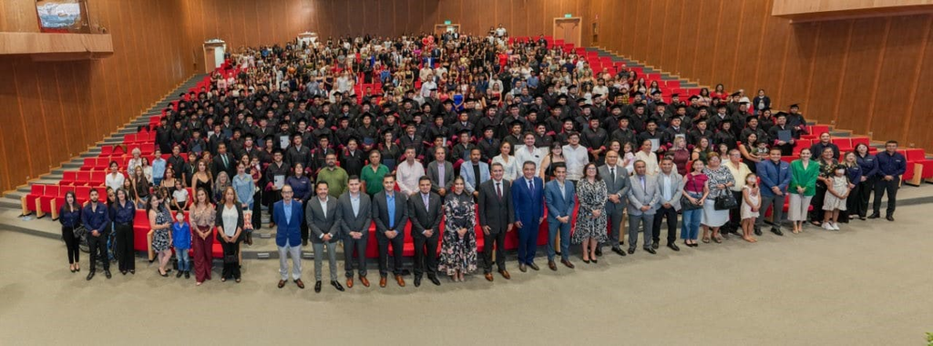 Primera generación de graduados de la Universidad Nissan en la ceremonia académica dentro de un auditorio junto a directivos de la empresa.