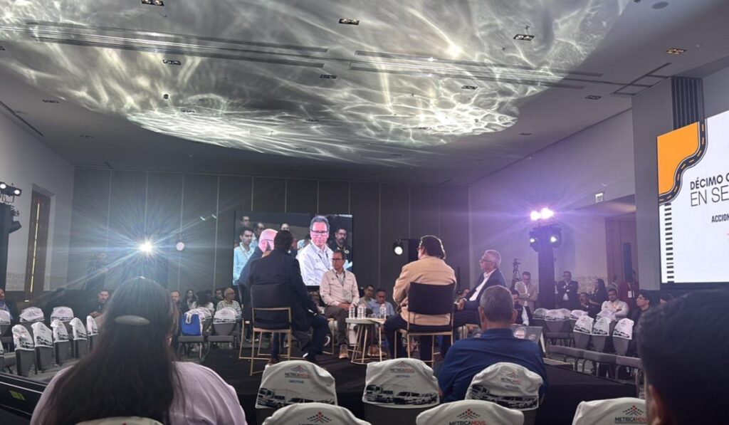 Panel de especialistas durante el Décimo Congreso Nacional de Seguridad Vial con la participación de Joel Ramírez de Webfleet.