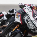 Piloto de carreras sobre una motocicleta bagger Indian Challenger RR con el número 17 inclinándose en una curva de pista.