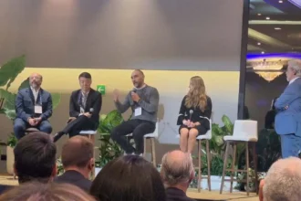 Especialistas participando en el panel de infraestructura de carga durante el Fleet Latam Summit 2026.