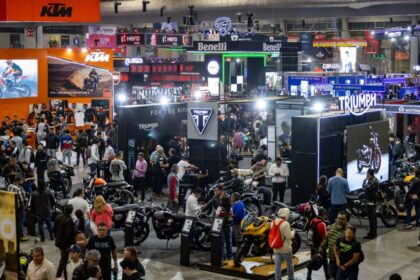 Vista panorámica del piso de exhibición del Salón Internacional de la Motocicleta México (SIMM) 2026 en Expo Santa Fe repleto de asistentes y stands de marcas.