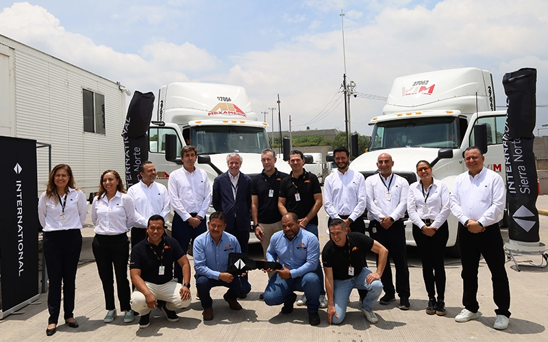 Directivos y colaboradores de International, Grupo MexAmerik y Sierra Norte durante la entrega de unidades LT S13