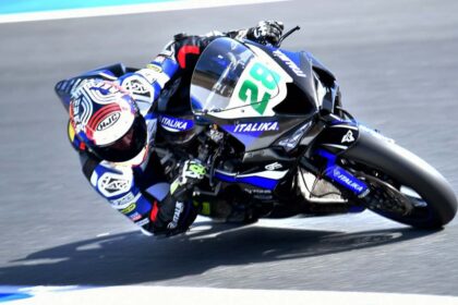 Piloto de ITALIKA Racing con el número 28 inclinando su motocicleta deportiva en una curva del Circuito Ricardo Tormo durante el ESBK.