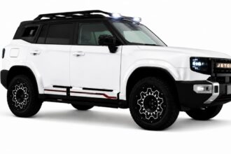 SUV blanca JETOUR con accesorios de personalización que incluyen rack de techo con luces auxiliares y rines especiales de todoterreno.