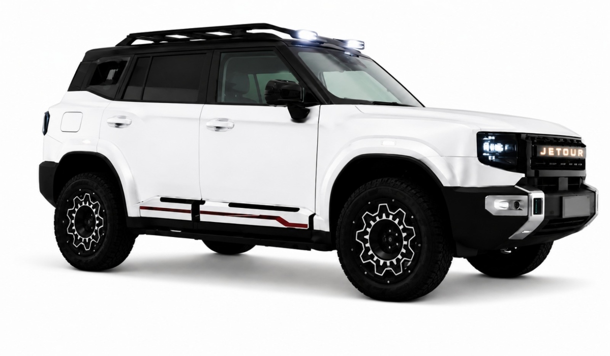 SUV blanca JETOUR con accesorios de personalización que incluyen rack de techo con luces auxiliares y rines especiales de todoterreno.