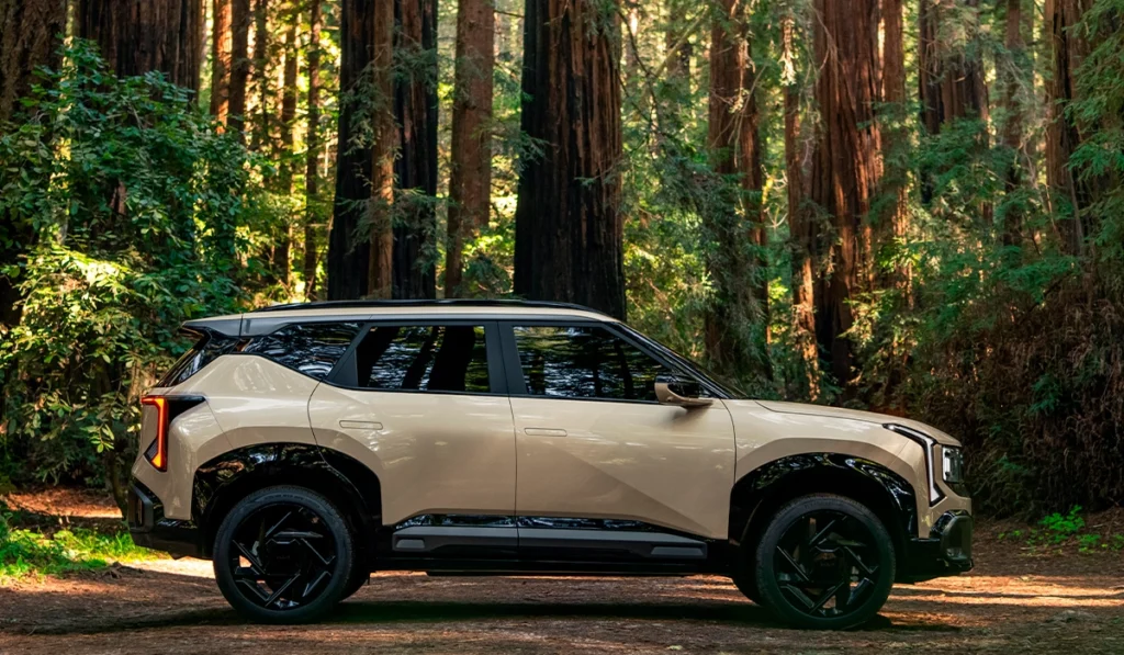 Kia Seltos 2027 vista de perfil, con nueva carrocería y mayores dimensiones