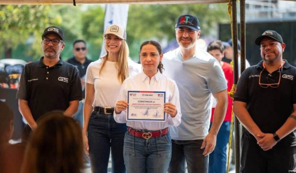 Adrián de la Garza, Gaby Oyervides y representantes de ITALIKA entregan constancia de manejo seguro de motocicleta en Monterrey.