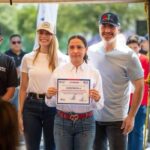 Adrián de la Garza, Gaby Oyervides y representantes de ITALIKA entregan constancia de manejo seguro de motocicleta en Monterrey.