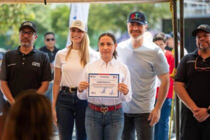 Adrián de la Garza, Gaby Oyervides y representantes de ITALIKA entregan constancia de manejo seguro de motocicleta en Monterrey.