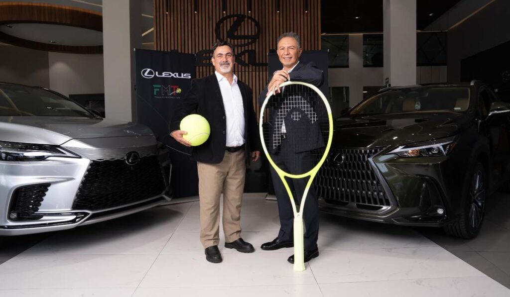 Directivos de Lexus México y la Federación Mexicana de Tenis posando con una pelota gigante y una raqueta junto a dos autos Lexus.