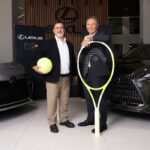 Directivos de Lexus México y la Federación Mexicana de Tenis posando con una pelota gigante y una raqueta junto a dos autos Lexus.