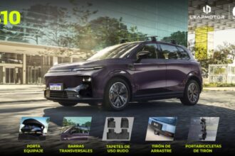 SUV Leapmotor B10 morado equipado con accesorios Mopar y una infografía inferior que muestra sus complementos originales.