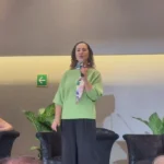 Marcela Barreiro, presidente y CEO de Daimler Truck México, participando en el panel sobre diversidad durante el Fleet Latam Summit 2026.