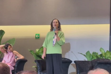 Marcela Barreiro, presidente y CEO de Daimler Truck México, participando en el panel sobre diversidad durante el Fleet Latam Summit 2026.