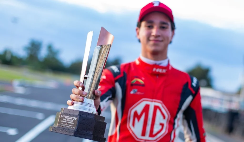 Emiliano Richards, piloto del auto #1 de MG Racing Team, sonriendo mientras sostiene el trofeo del segundo lugar obtenido en el Autódromo de León.
