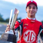 Emiliano Richards, piloto del auto #1 de MG Racing Team, sonriendo mientras sostiene el trofeo del segundo lugar obtenido en el Autódromo de León.