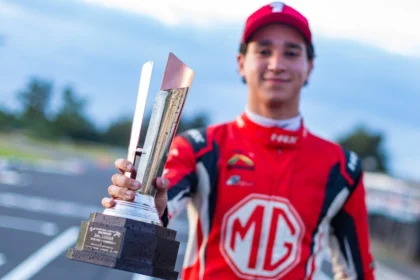 Emiliano Richards, piloto del auto #1 de MG Racing Team, sonriendo mientras sostiene el trofeo del segundo lugar obtenido en el Autódromo de León.