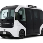 Vista frontal del vehículo eléctrico y autónomo e-Palette de Toyota en color blanco con detalles negros.