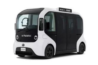 Vista frontal del vehículo eléctrico y autónomo e-Palette de Toyota en color blanco con detalles negros.