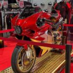 Motocicleta deportiva MV Agusta Superveloce en color rojo brillante exhibida en el stand del SIMM 2026.
