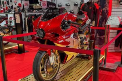 Motocicleta deportiva MV Agusta Superveloce en color rojo brillante exhibida en el stand del SIMM 2026.