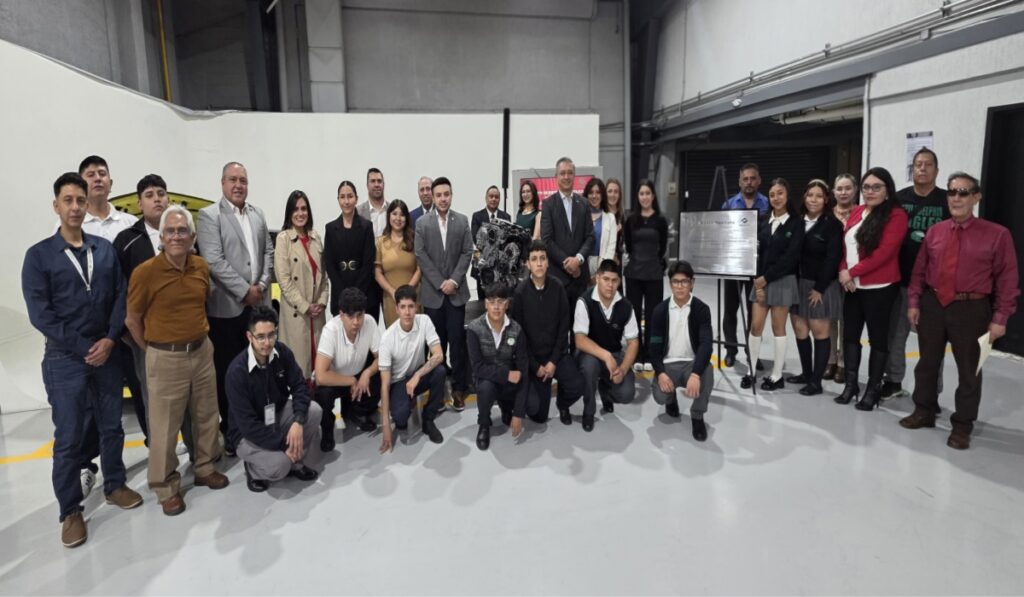 Directivos de Nissan Mexicana y Rodrigo A. Rojas Navarrete de CONALEP junto a estudiantes en la donación de motores.