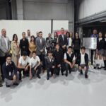 Directivos de Nissan Mexicana y Rodrigo A. Rojas Navarrete de CONALEP junto a estudiantes en la donación de motores.