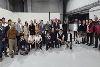 Directivos de Nissan Mexicana y Rodrigo A. Rojas Navarrete de CONALEP junto a estudiantes en la donación de motores.