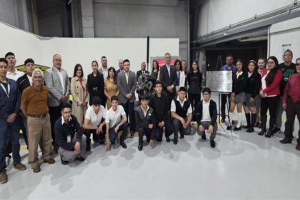 Directivos de Nissan Mexicana y Rodrigo A. Rojas Navarrete de CONALEP junto a estudiantes en la donación de motores.
