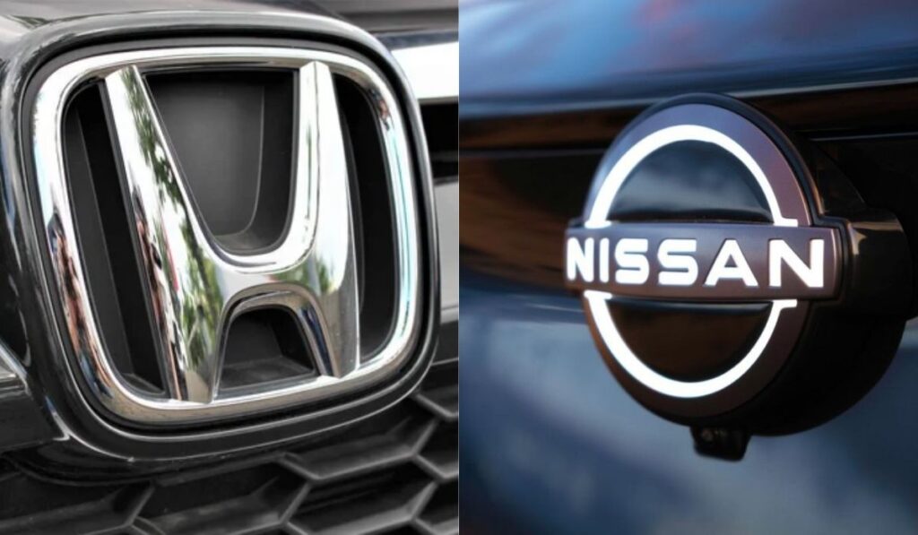 Emblemas cromados e iluminados de Honda y Nissan presentados frente a frente para ilustrar su alianza en vehículos definidos por software.
