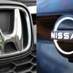 Emblemas cromados e iluminados de Honda y Nissan presentados frente a frente para ilustrar su alianza en vehículos definidos por software.