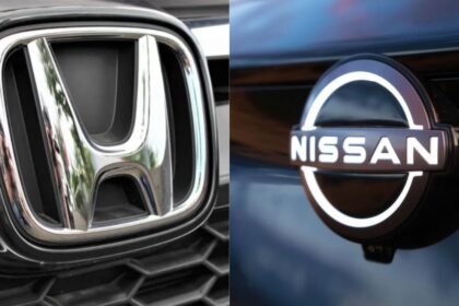 Emblemas cromados e iluminados de Honda y Nissan presentados frente a frente para ilustrar su alianza en vehículos definidos por software.
