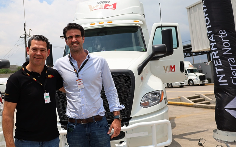 Pablo Ocampo y Luis Legorreta frente a una unidad International LT S13 de Transportes VIM
