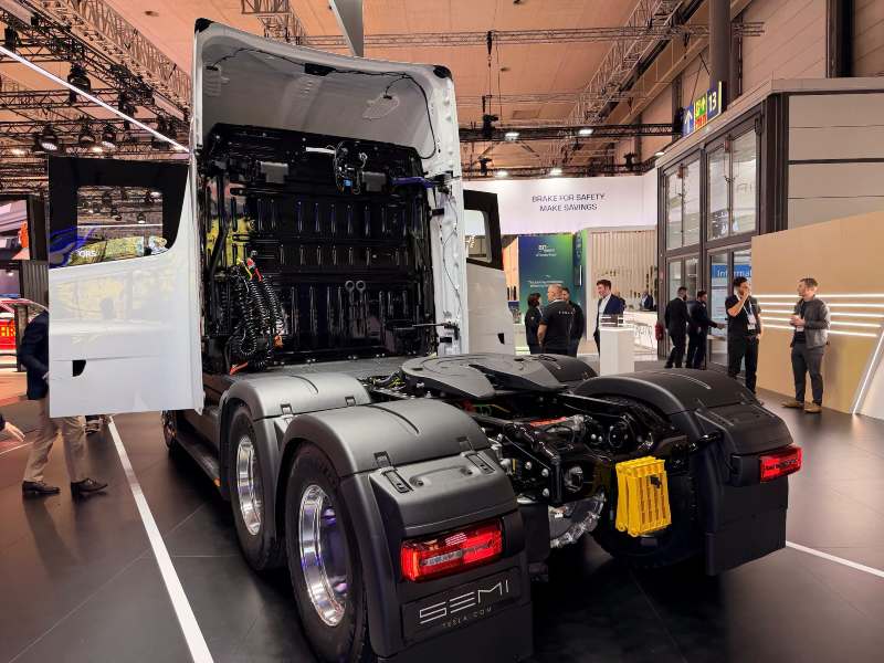 Vista trasera tres cuartos del chasis y la quinta rueda del camión Tesla Semi blanco en la IAA Transportation 2026.