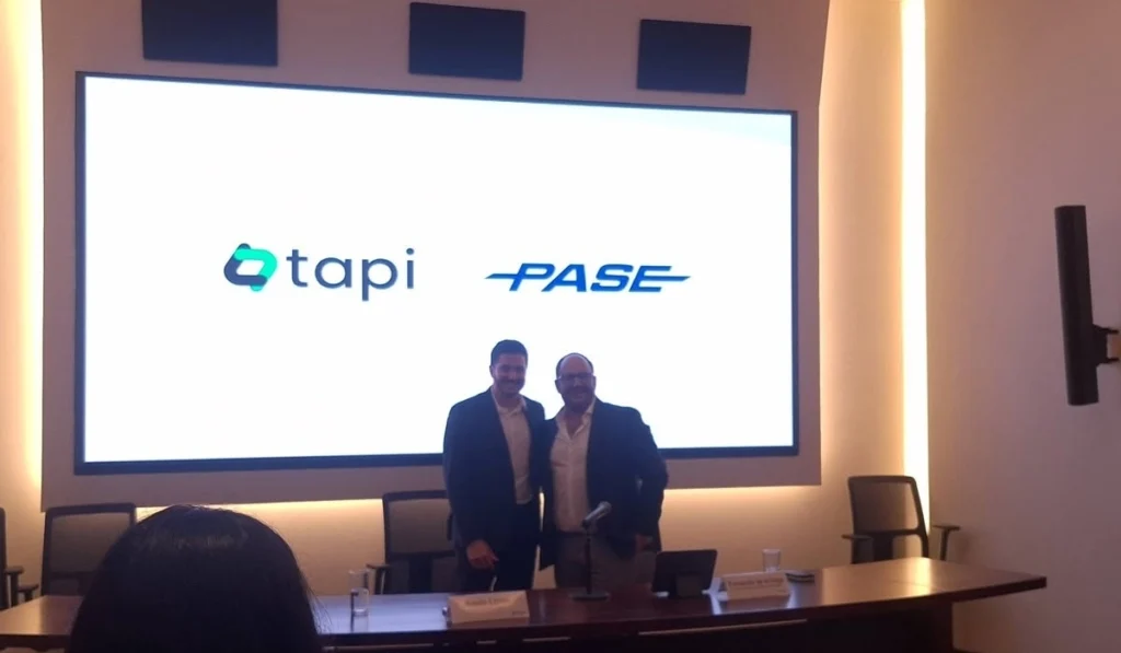 Directivos de PASE y Tapi durante el anuncio oficial de su alianza para domiciliar el pago de cruces carreteros desde aplicaciones bancarias.