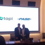 Directivos de PASE y Tapi durante el anuncio oficial de su alianza para domiciliar el pago de cruces carreteros desde aplicaciones bancarias.