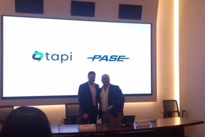 Directivos de PASE y Tapi durante el anuncio oficial de su alianza para domiciliar el pago de cruces carreteros desde aplicaciones bancarias.