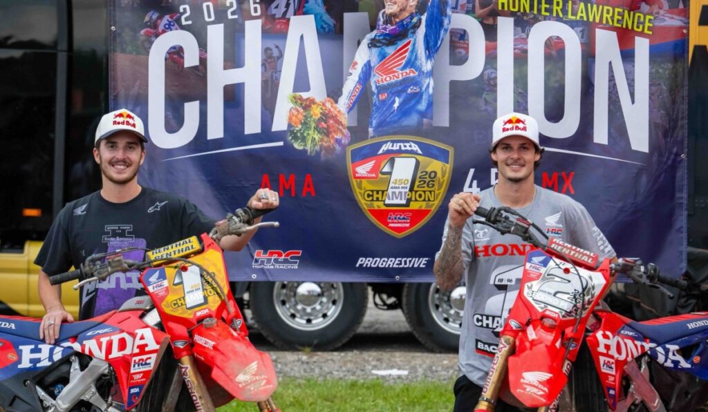 Los hermanos Hunter y Jett Lawrence posando junto a sus motocicletas Honda CRF450RWE tras lograr el 1-2 en el campeonato AMA Pro Motocross 2026.