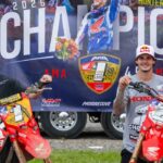 Los hermanos Hunter y Jett Lawrence posando junto a sus motocicletas Honda CRF450RWE tras lograr el 1-2 en el campeonato AMA Pro Motocross 2026.