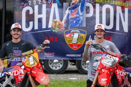 Los hermanos Hunter y Jett Lawrence posando junto a sus motocicletas Honda CRF450RWE tras lograr el 1-2 en el campeonato AMA Pro Motocross 2026.
