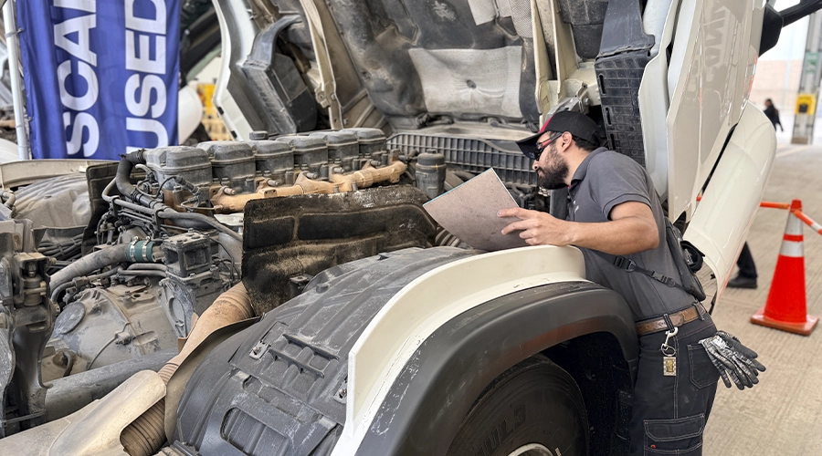 Técnico revisa un tractocamión en el hub de Scania Seminuevos México