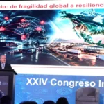 Mario Almela, Regional Sales Manager de Texas Instruments, en el estrado del congreso presentando sobre la nueva era de los semiconductores en América del Norte.