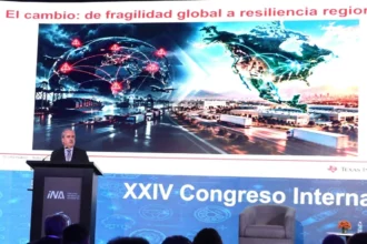 Mario Almela, Regional Sales Manager de Texas Instruments, en el estrado del congreso presentando sobre la nueva era de los semiconductores en América del Norte.